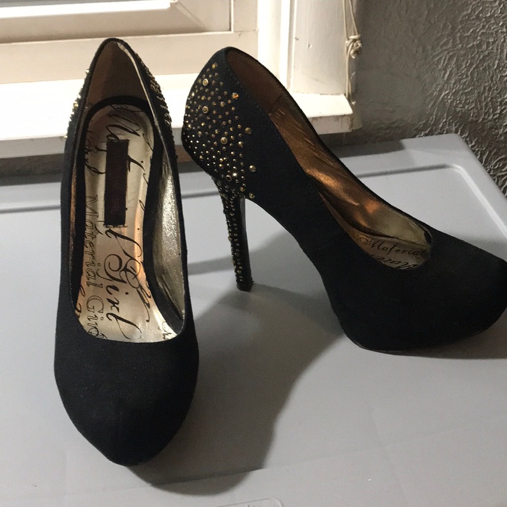 Black Pumps